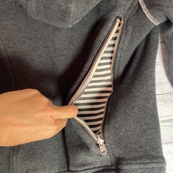 ππ Lululemon Scuba Hoodie Travel Pillow Special Edition Size 2 Charcoal ππ - Picture 11 of 12